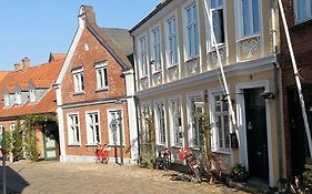 To Sammenhaengende Vaerelser Med Udgang Til Have